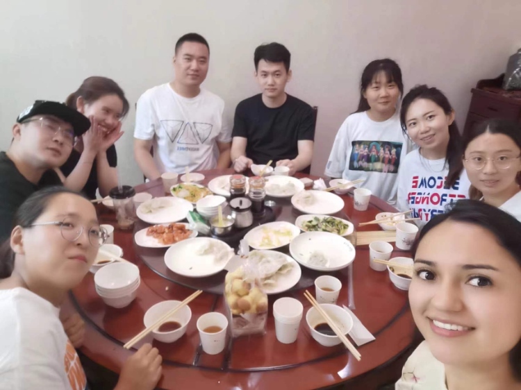 保拉與中國朋友在一起。圖片由受訪者提供