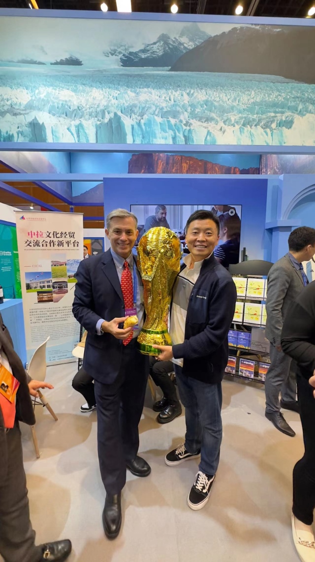 2022年，馬克西米與同事在上海。圖片由受訪者提供