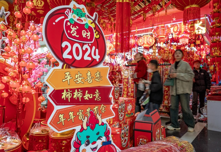 1月11日，顧客在昆明新螺螄灣國際商貿城選購節(jié)日飾品。新華社記者 陳欣波 攝