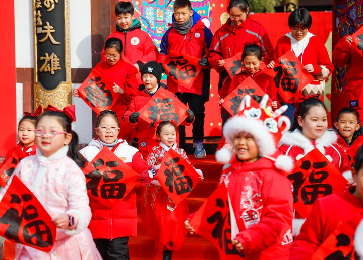 2月2日，小朋友在濟南五龍?zhí)毒皡^(qū)參加送福字活動。新華社發(fā)（徐舟攝）