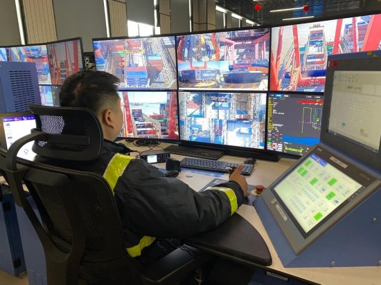 圖為寧波舟山港梅山港區(qū)遠控操作室內(nèi)，橋吊司機在遠程控制橋吊裝卸。新華社記者魏一駿 攝
