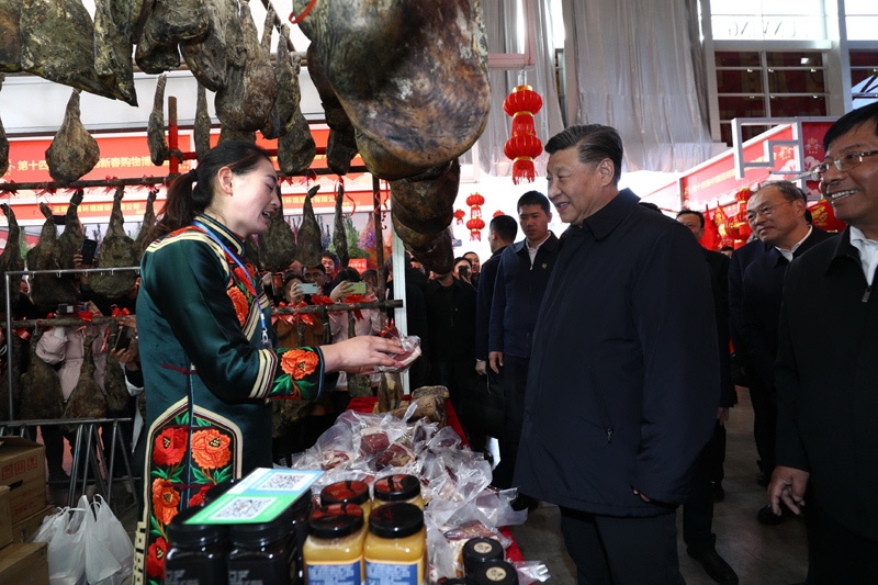2020年1月19日至21日，中共中央總書記、國家主席、中央軍委主席習(xí)近平來到云南，看望慰問各族干部群眾，向全國人民致以新春祝福。這是20日下午，習(xí)近平在昆明新春購物博覽會年貨街，了解春節(jié)前市場供應(yīng)情況。新華社記者 鞠鵬 攝