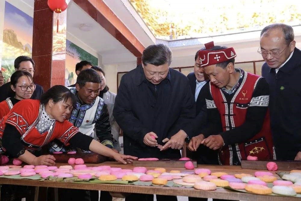 2020年1月19日，習(xí)近平總書記在云南省騰沖市清水鄉(xiāng)三家村中寨司莫拉佤族村，同村民李發(fā)順一家制作當(dāng)?shù)毓?jié)日傳統(tǒng)食品大米粑粑。新華社記者 鞠鵬 攝