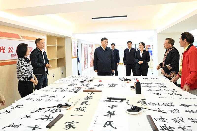△2023年12月14日，習(xí)近平總書記在廣西南寧市良慶區(qū)蟠龍社區(qū)黨群服務(wù)中心文體活動室同社區(qū)居民親切交流。