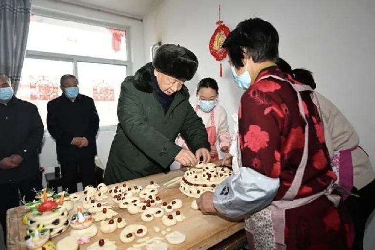 2022年1月26日，習(xí)近平總書記在山西省臨汾市霍州市師莊鄉(xiāng)馮南垣村，同師紅兵一家做年饃。新華社記者 李學(xué)仁 攝
