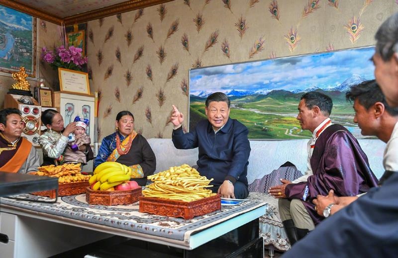 △2021年6月8日，習(xí)近平總書記在青海海北藏族自治州剛察縣果洛藏貢麻村，同藏族牧民索南才讓一家人圍坐在客廳聊家常。