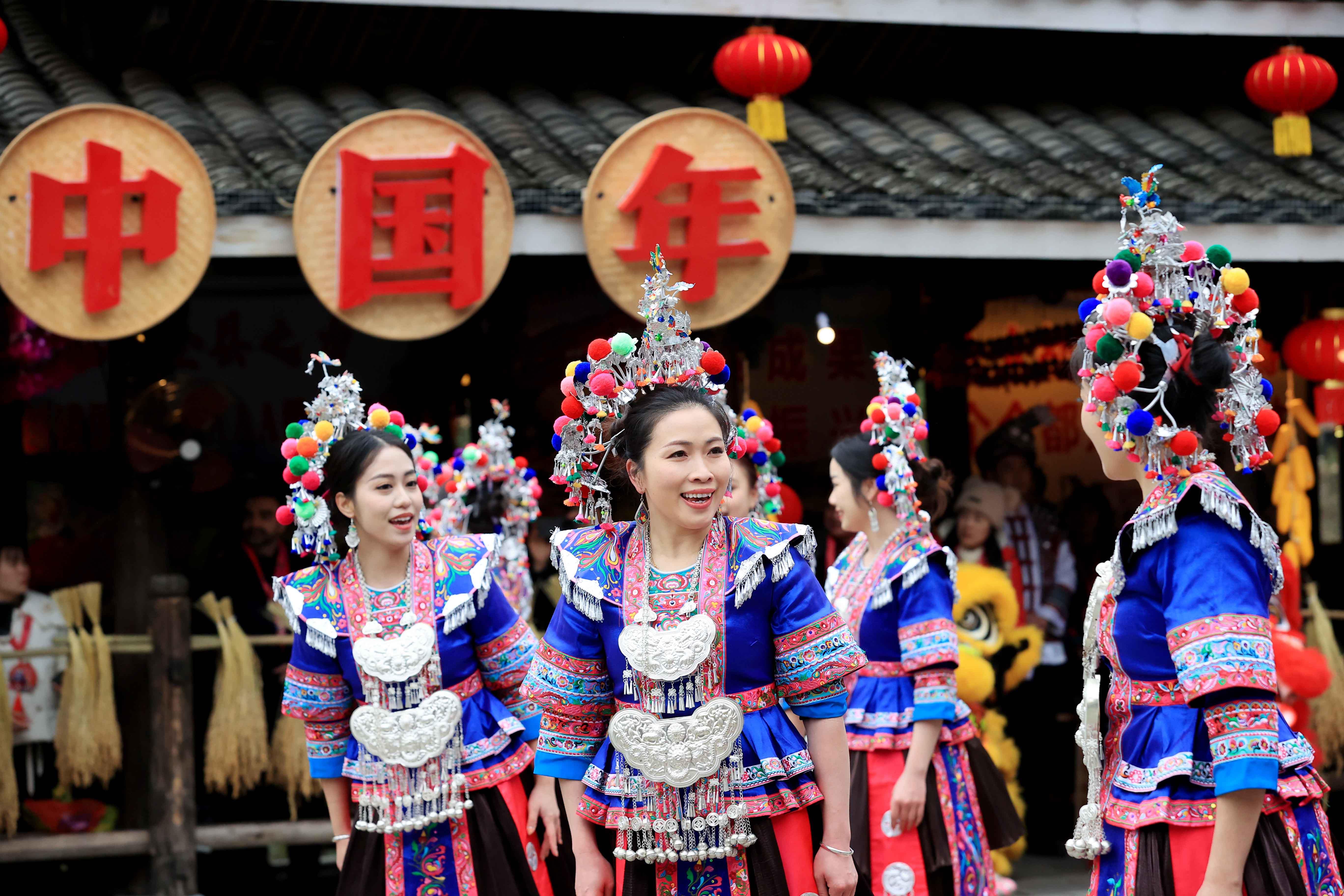 △2024年2月3日，在廣西柳州三江侗族自治縣林溪鎮(zhèn)程陽八寨景區(qū)，“村晚”紅紅火火進行。