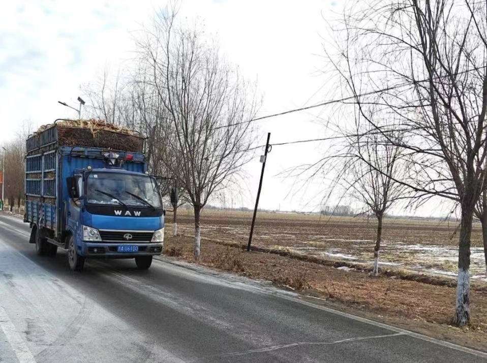 貨車行駛在公主嶺市農(nóng)村公路上。公主嶺市委宣傳部供圖
