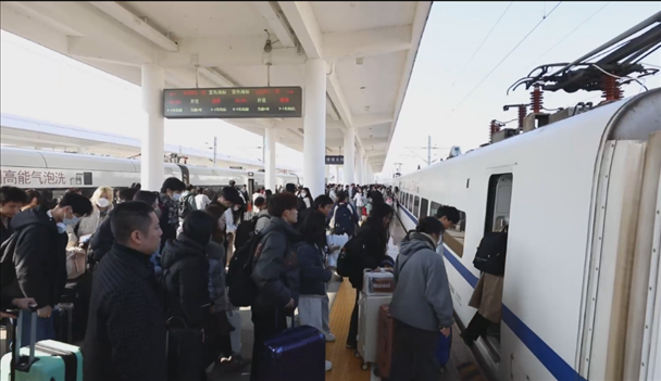 景德鎮(zhèn)北站的旅客陸續(xù)登上回家的列車。中國鐵路南昌局供圖