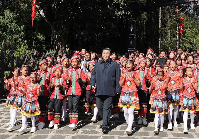 △2020年1月19日，習(xí)近平總書記來到云南騰沖市清水鄉(xiāng)三家村中寨司莫拉佤族村看望鄉(xiāng)親們。告別時，鄉(xiāng)親們唱著《阿佤人民唱新歌》，簇擁著總書記走出村口，歌聲笑聲在村寨久久回蕩。