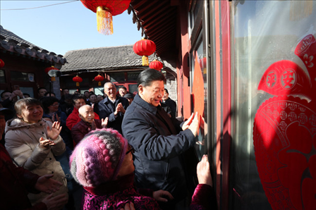 2019年2月1日上午，習(xí)近平總書記在前門東區(qū)草廠四條胡同32號院，高興地拿起一幅“?！弊?，親自貼到門上，給這里的老街坊們拜年。新華社記者鞠鵬攝