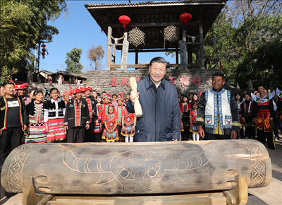 2020年1月19日下午，習(xí)近平總書記在騰沖市清水鄉(xiāng)三家村中寨司莫拉佤族村廣場上，敲響三聲佤族木鼓，祝福來年風(fēng)調(diào)雨順、國泰民安。新華社記者 鞠鵬 攝
