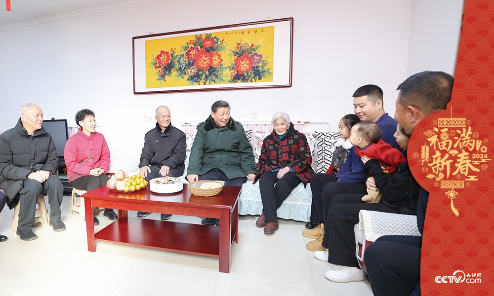 2024年2月1日，習(xí)近平總書記在天津市西青區(qū)辛口鎮(zhèn)第六埠村考察時，同村民杜洪剛一家人親切拉家常。
