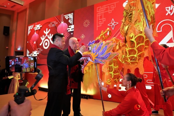 張漢暉（左）、施威特科（右）共同為彩龍點(diǎn)睛。于子恒攝