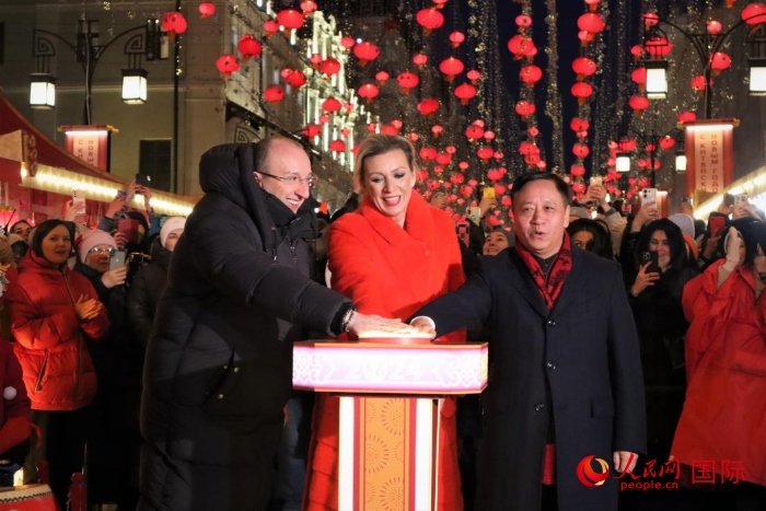 張漢暉、扎哈羅娃、科茲洛夫（從右至左）共同按下活動(dòng)啟動(dòng)按鈕。于子恒攝