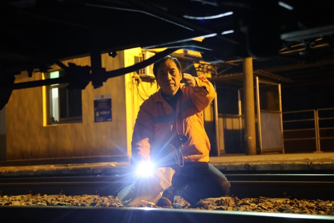 凌晨2點，李金饒正在檢查關(guān)門車。陸佳駿攝