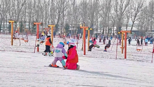 新春走基層｜滑雪場上過春節(jié)！冰城“冷資源”變成“熱經(jīng)濟”