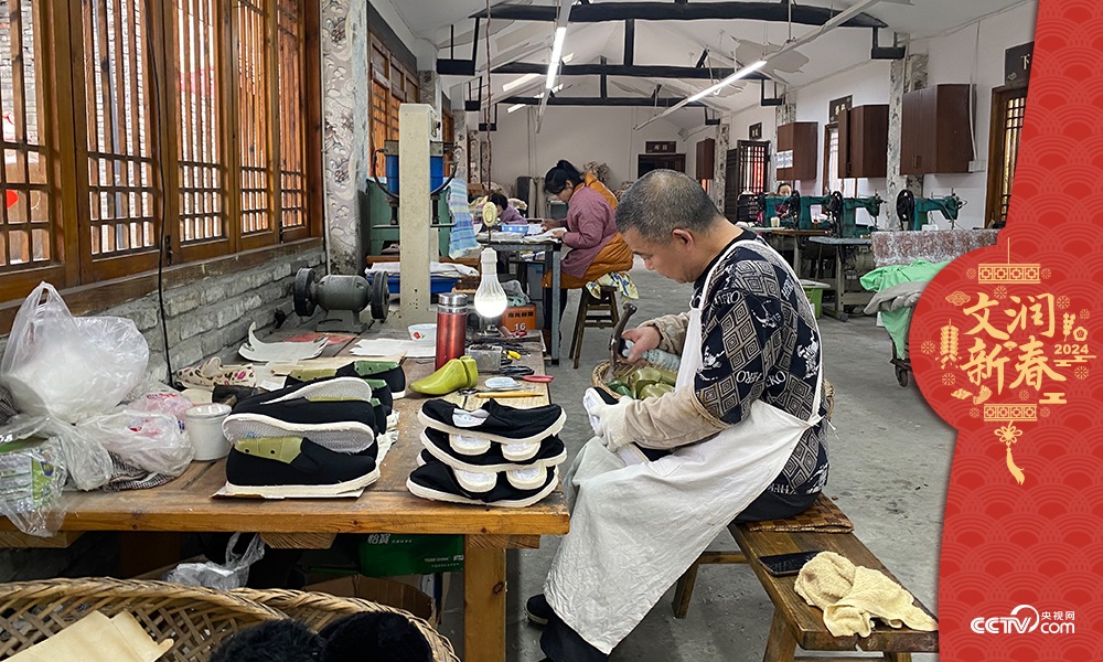 唐昌布鞋坊內(nèi)的工人正在趕制布鞋。王凡攝