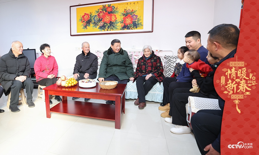 2024年2月1日，習(xí)近平總書記在天津第六埠村考察時(shí)，同村民杜洪剛一家人親切拉家常。