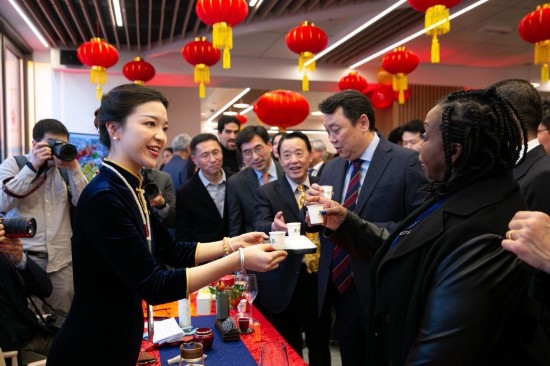 2月2日，人們?cè)谖挥谝獯罄_馬的聯(lián)合國(guó)糧農(nóng)組織總部體驗(yàn)中國(guó)茶藝。新華社記者李京攝