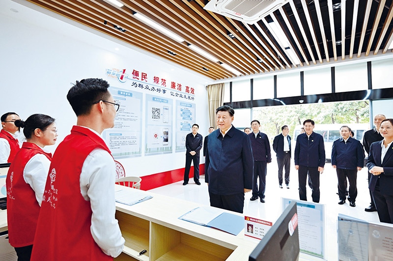 2023年12月14日至15日，中共中央總書記、國家主席、中央軍委主席習近平在廣西考察。這是14日上午，習近平在南寧市良慶區(qū)蟠龍社區(qū)黨群服務(wù)中心考察。 新華社記者 燕雁/攝