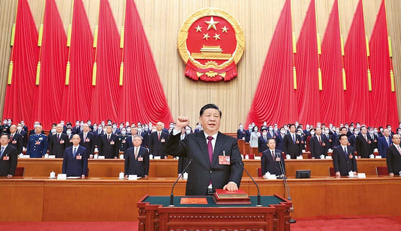 2023年3月10日，十四屆全國人大一次會議在北京人民大會堂舉行第三次全體會議。習近平全票當選中華人民共和國主席、中華人民共和國中央軍事委員會主席。這是習近平進行憲法宣誓。 新華社記者 鞠鵬/攝