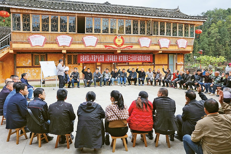 圖為2023年4月6日，貴州省黔東南苗族侗族自治州施秉縣白垛鄉(xiāng)白垛村村民在討論產業(yè)發(fā)展、人居環(huán)境提升、鄉(xiāng)村文明建設相關事宜。 人民圖片 磨桂賓/攝
