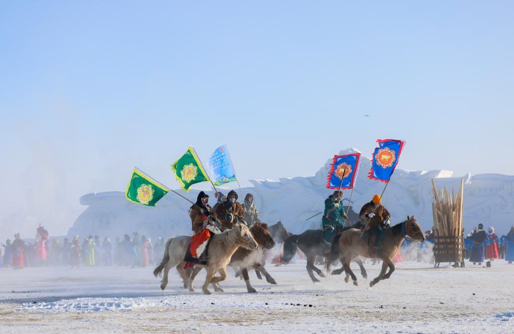 賽馬選手在內(nèi)蒙古自治區(qū)第二十屆冰雪那達(dá)慕開(kāi)幕式上入場(chǎng)（2023年12月17日攝）。新華社記者 王楷焱 攝