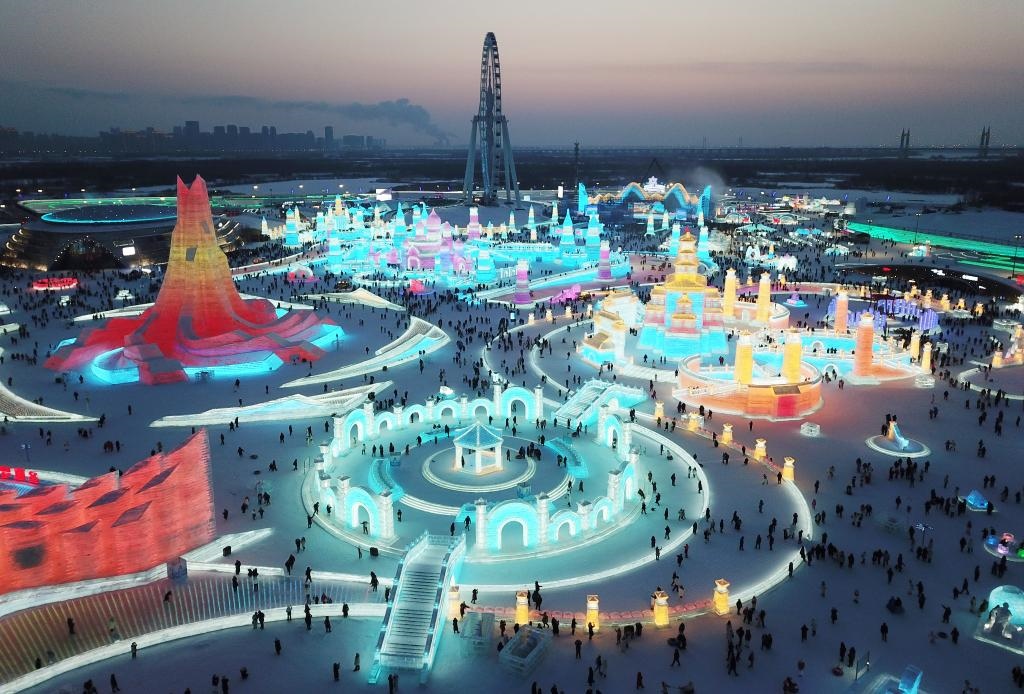 游客在哈爾濱冰雪大世界游玩（無(wú)人機(jī)照片，2024年1月5日攝）。新華社記者 王建威 攝