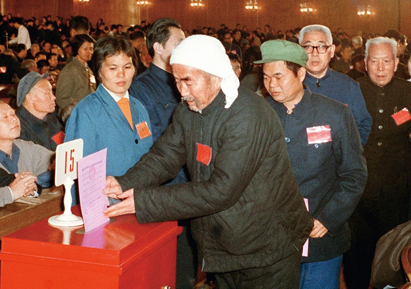 我國現(xiàn)行憲法于1982年12月4日由第五屆全國人大第五次會議通過并公布施行。根據改革開放和社會主義現(xiàn)代化建設的實踐和發(fā)展，全國人大于1988年、1993年、1999年、2004年、2018年先后5次作出必要的、也是十分重要的修正。圖為出席第五屆全國人民代表大會第五次會議的代表投票表決《中華人民共和國憲法》（資料照片）。 新華社發(fā)