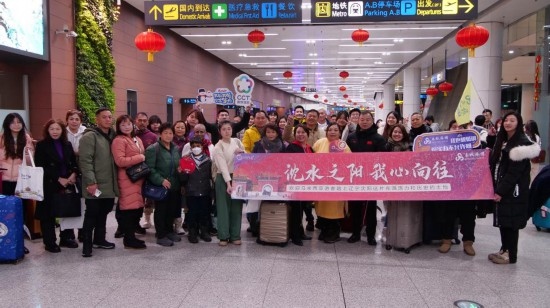 2月11日，一批馬來西亞游客抵達沈陽桃仙國際機場。新華社發(fā)