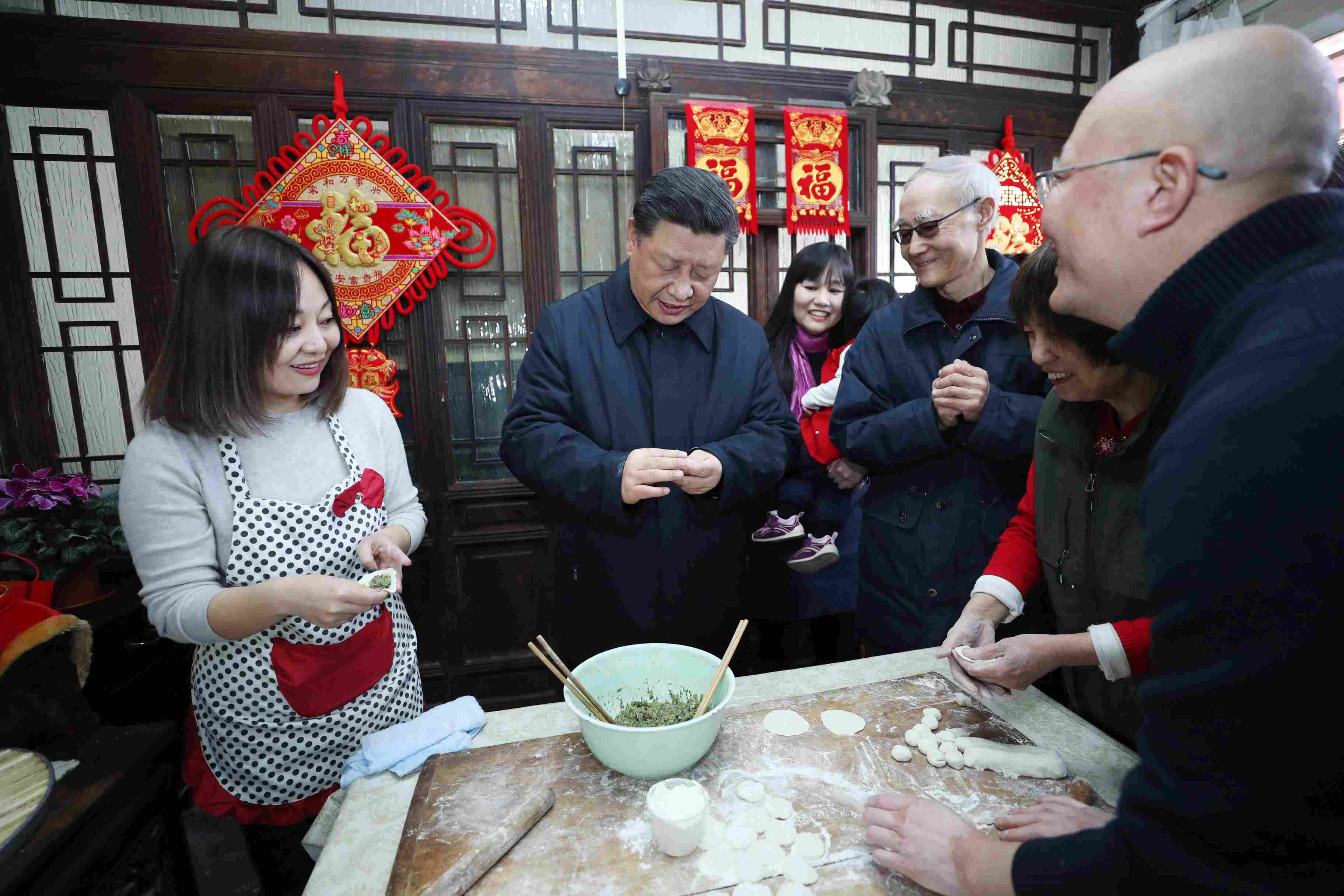 △ 2019年2月1日，習近平總書記在北京前門東區(qū)草廠四條胡同，同朱茂錦一家人包餃子、聊家常。