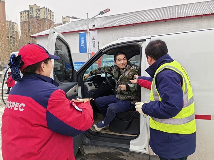 加能站員工為雪天到站充電的司機(jī)送來(lái)泡面并邀請(qǐng)他到站里休息。受訪者供圖