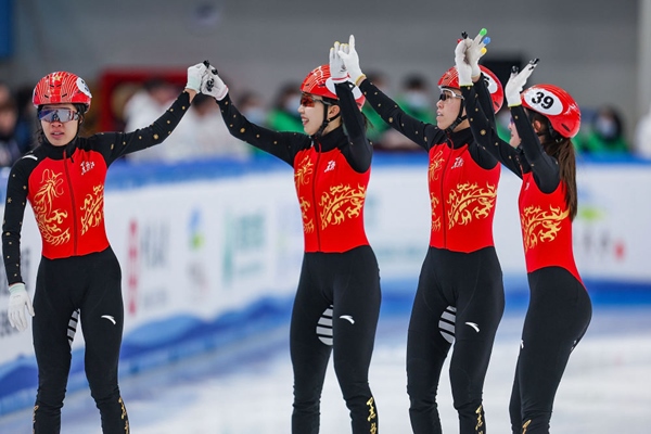 2月18日，黑龍江隊選手徐愛麗（左一）、臧一澤（左二）、范可新（右二）、王欣然在奪冠后向觀眾致意。新華社記者 黃偉 攝