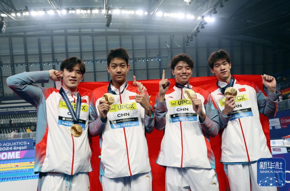 2月11日，2024年多哈游泳世錦賽男子4×100米自由泳接力決賽，中國隊選手王浩宇、張展碩、季新杰和潘展樂（從左到右）在頒獎儀式后合影慶祝。新華社記者 雒圓 攝