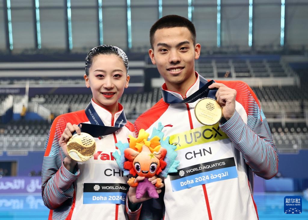2月10日，2024年多哈游泳世錦賽花樣游泳混合雙人自由自選決賽，程文濤（左）/石浩玙在頒獎儀式后合影。新華社記者 雒圓 攝