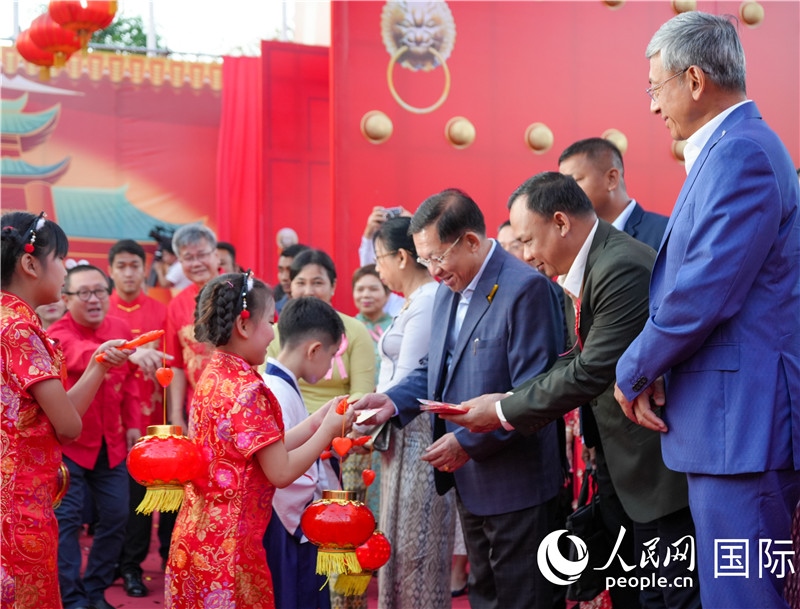在活動(dòng)現(xiàn)場(chǎng)，敏昂萊主席夫婦根據(jù)當(dāng)?shù)貍鹘y(tǒng)向兒童送祝福1-人民網(wǎng)記者謝佳君攝