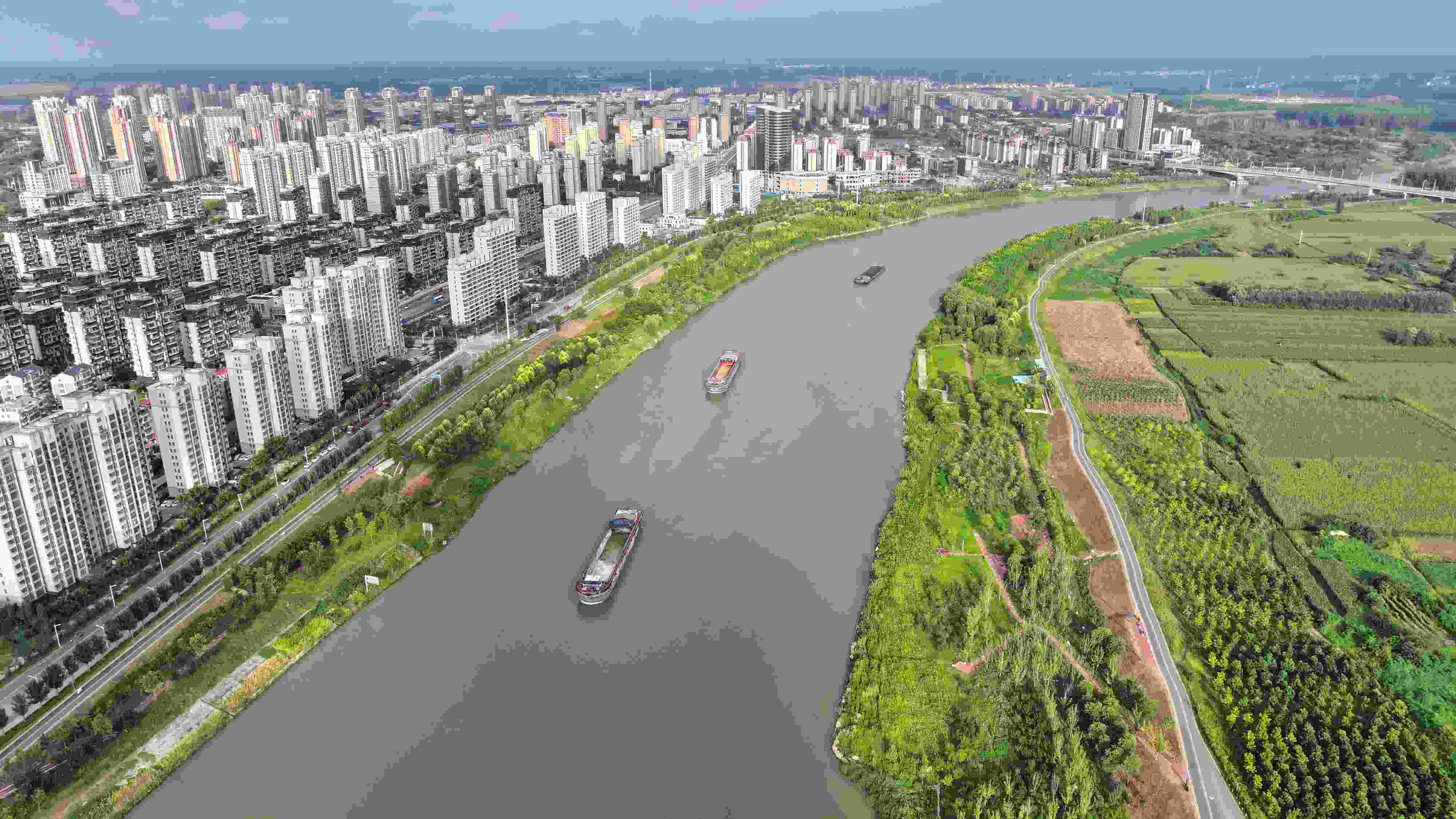 △ 2023年8月21日，安徽阜陽，初秋時節(jié)，界首城市建設(shè)與沙潁河水系、橋梁和綠植相映襯，構(gòu)成一幅生態(tài)宜居的美麗畫卷。