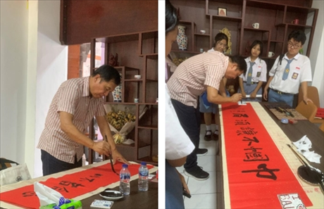 茍皓東展示中國書法藝術(shù)。巴陵康孔子學(xué)院供圖