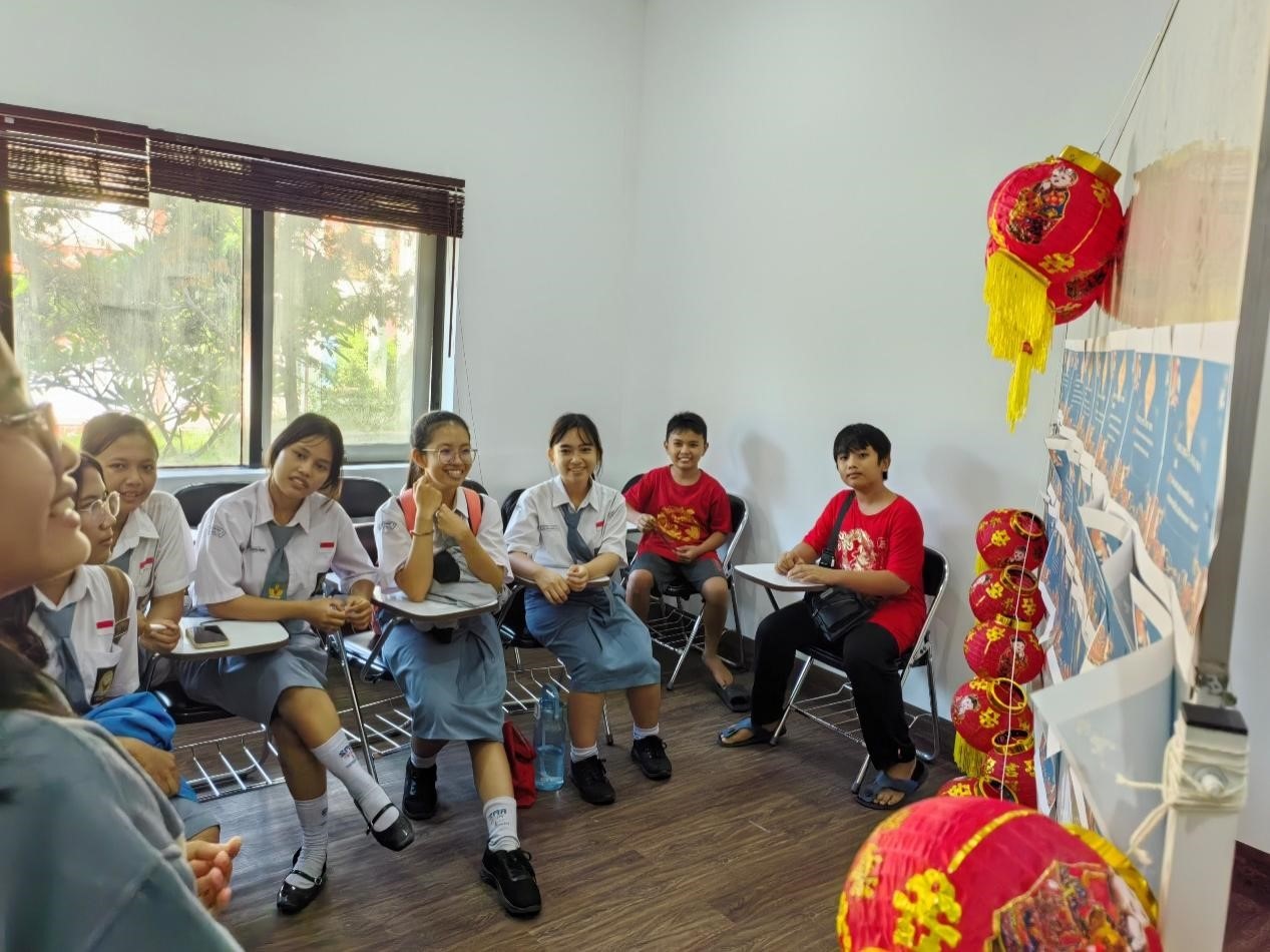學(xué)生們踴躍參與猜燈謎活動。巴陵康孔子學(xué)院供圖