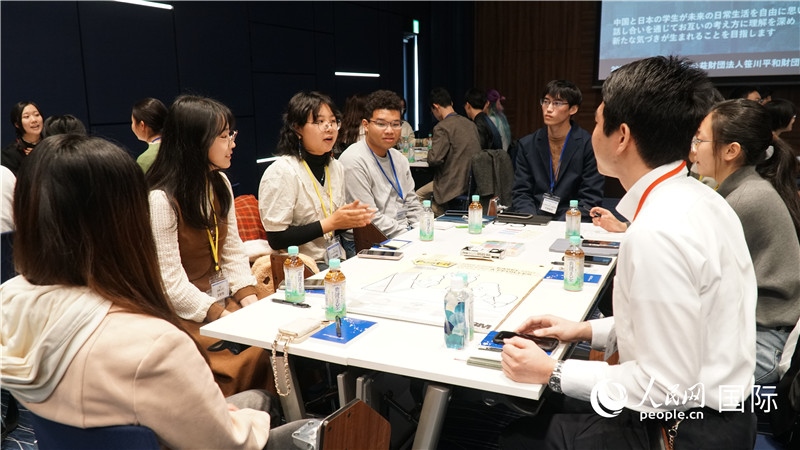 中日學生分組討論交流。人民網(wǎng) 蔣曉辰攝
