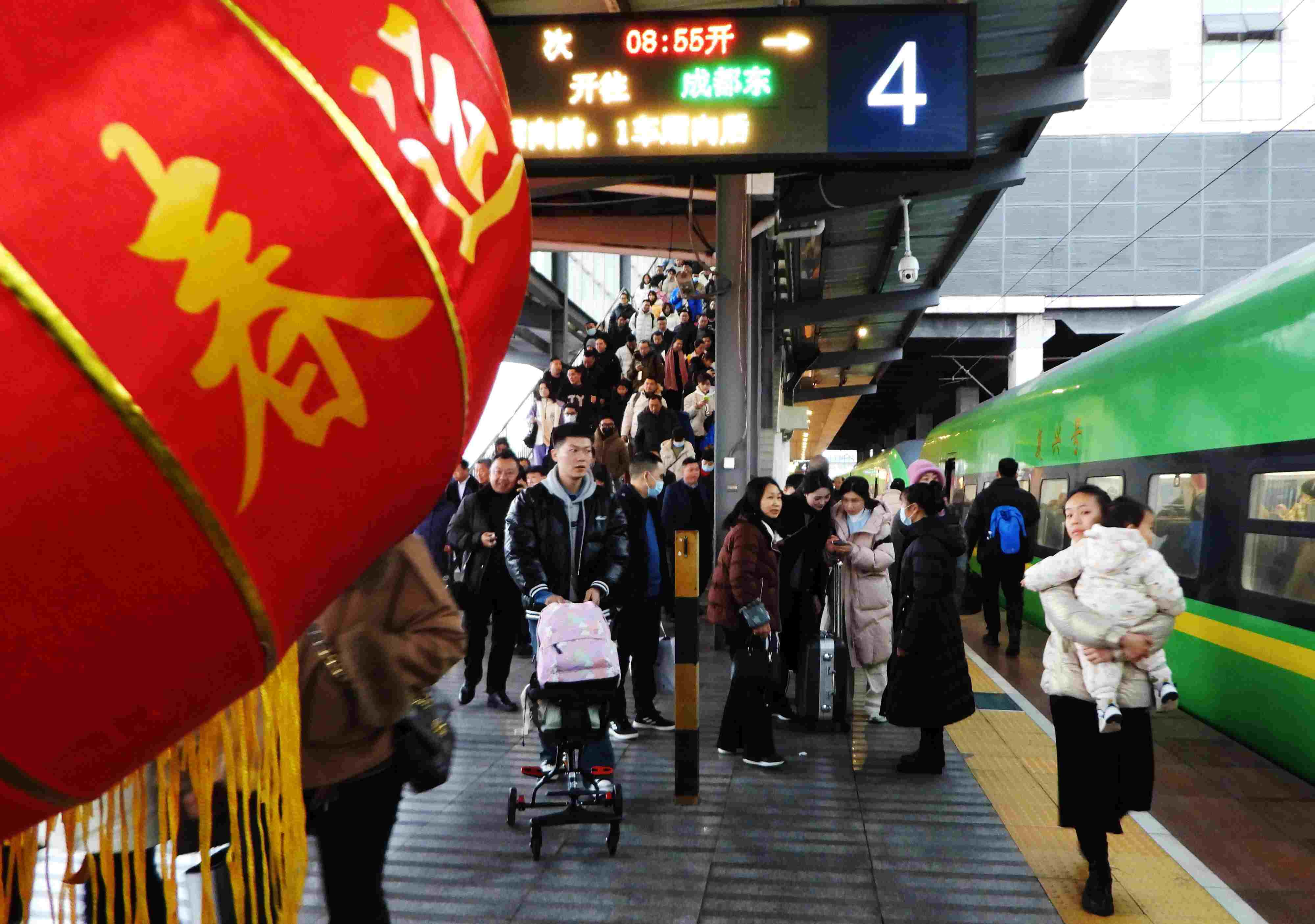△ 2024年1月26日，四川省達(dá)州市車站，準(zhǔn)備乘坐“復(fù)興號”動車組列車出行的旅客。