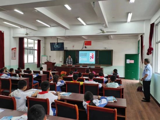 安全知識(shí)宣傳進(jìn)校園。將樂縣農(nóng)業(yè)農(nóng)村局供圖