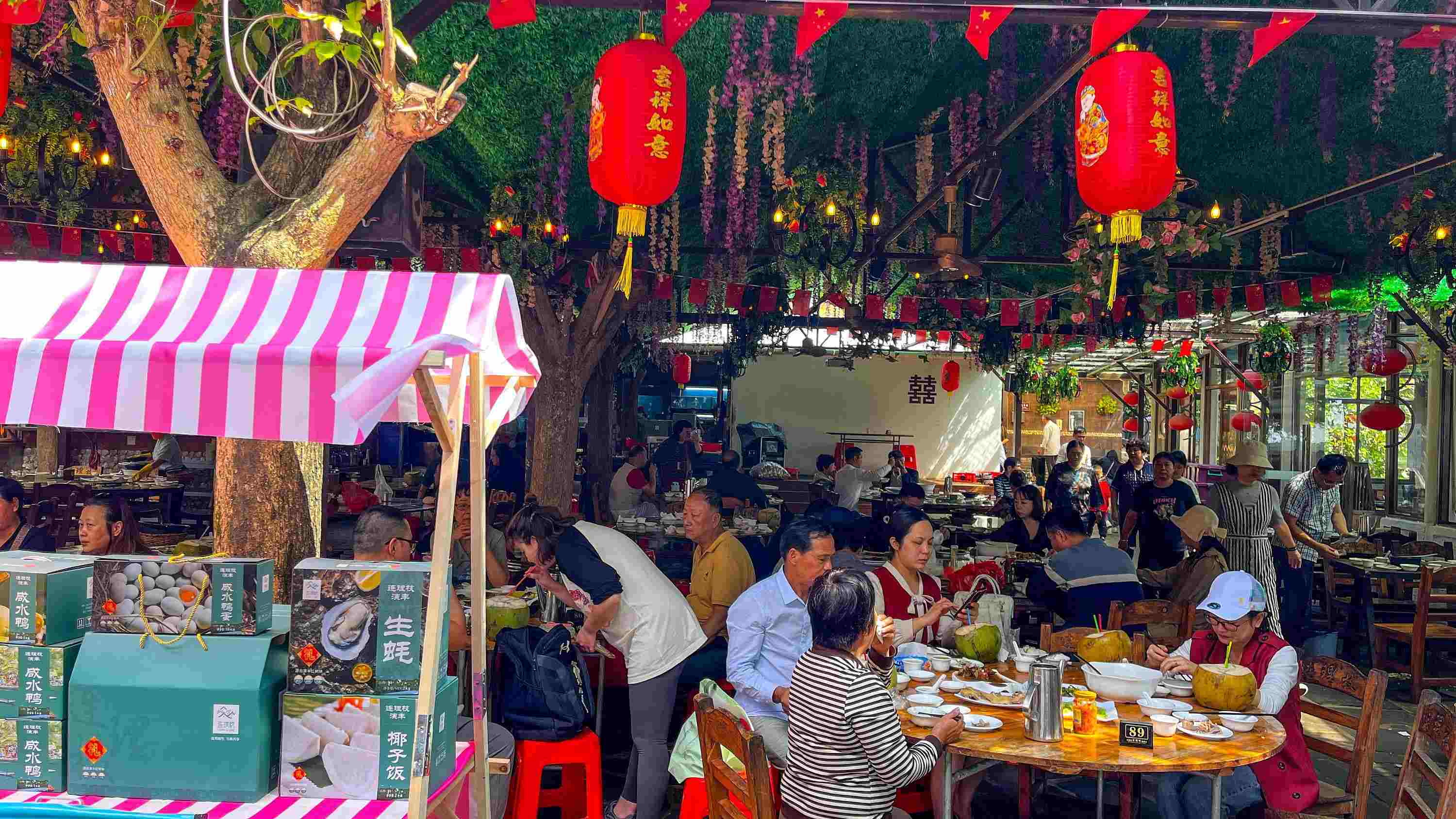 △ 2024年2月17日，春節(jié)假期最后一天，?？卩l(xiāng)村旅游持續(xù)火爆，眾多游客前往漁家樂品嘗特色海鮮和鄉(xiāng)村美食。