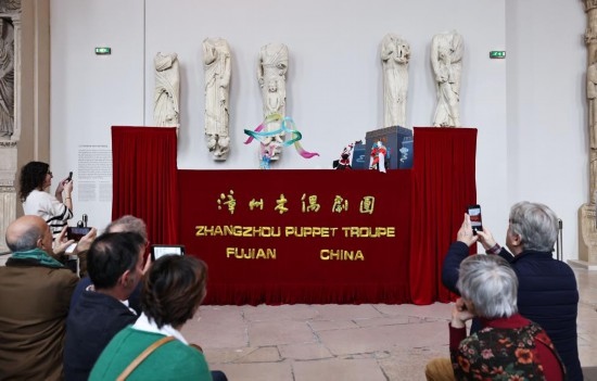 2月10日，在位于法國巴黎埃菲爾鐵塔附近的“建筑與遺產(chǎn)之城”博物館，觀眾欣賞漳州布袋木偶戲。新華社記者高靜攝