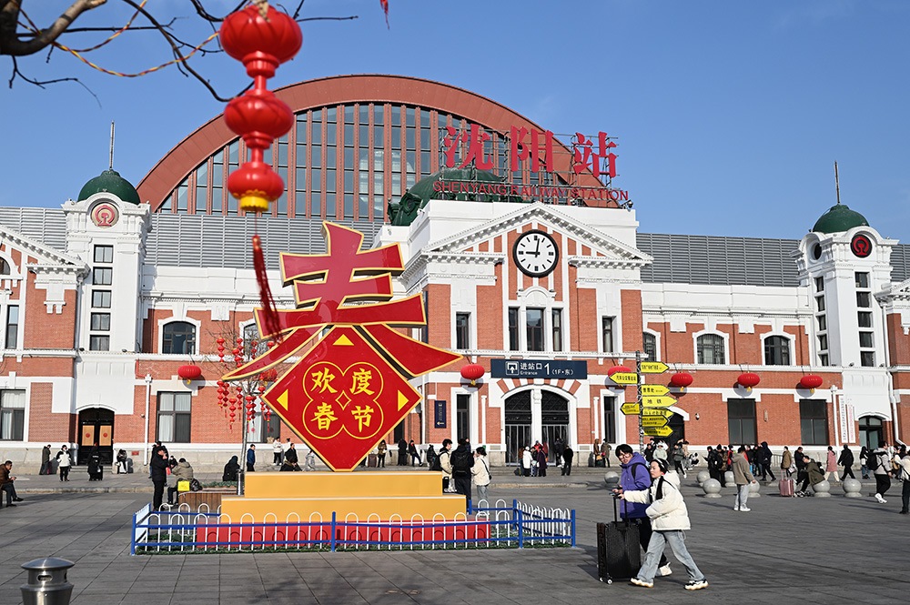 △ 2024年2月17日，沈陽站，人們拉著大大小小的行李箱，踏上了龍年新征程。