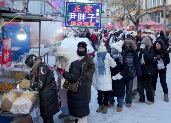 在哈爾濱紅專街早市，顧客們排起長隊(duì)購買油炸糕（1月22日攝）。新華社記者 王毓國 攝