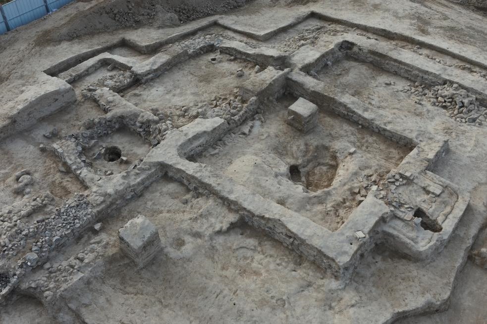 這是都蘭熱水墓群北一區(qū)M37號（“羊圈墓”）的祭祀建筑全景。