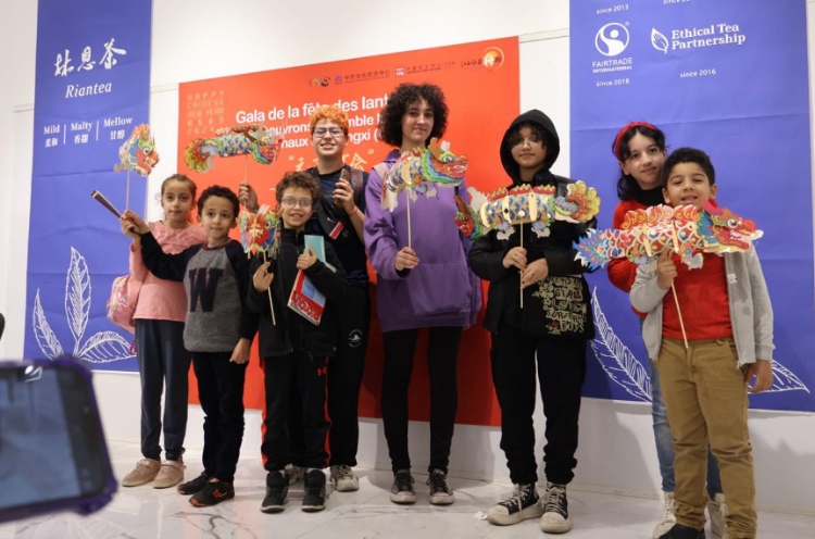孩子們拿著元宵彩燈合影。拉巴特中國文化中心供圖