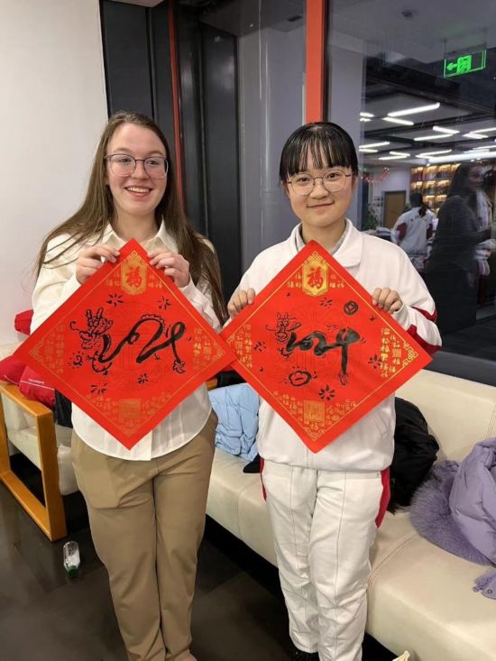 1月下旬，馬斯卡廷中學(xué)訪華代表團學(xué)生在北京同中國青少年交流。（受訪者供圖）